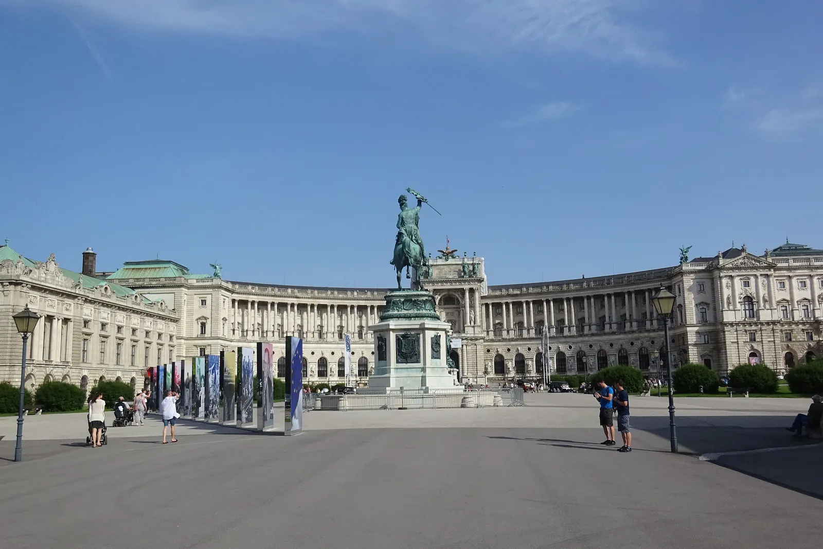 Der geschwungene Neue-Burg-Flügel der Hofburg, gesehen über den Heldenplatz, mit einem Reiterstandbild davor