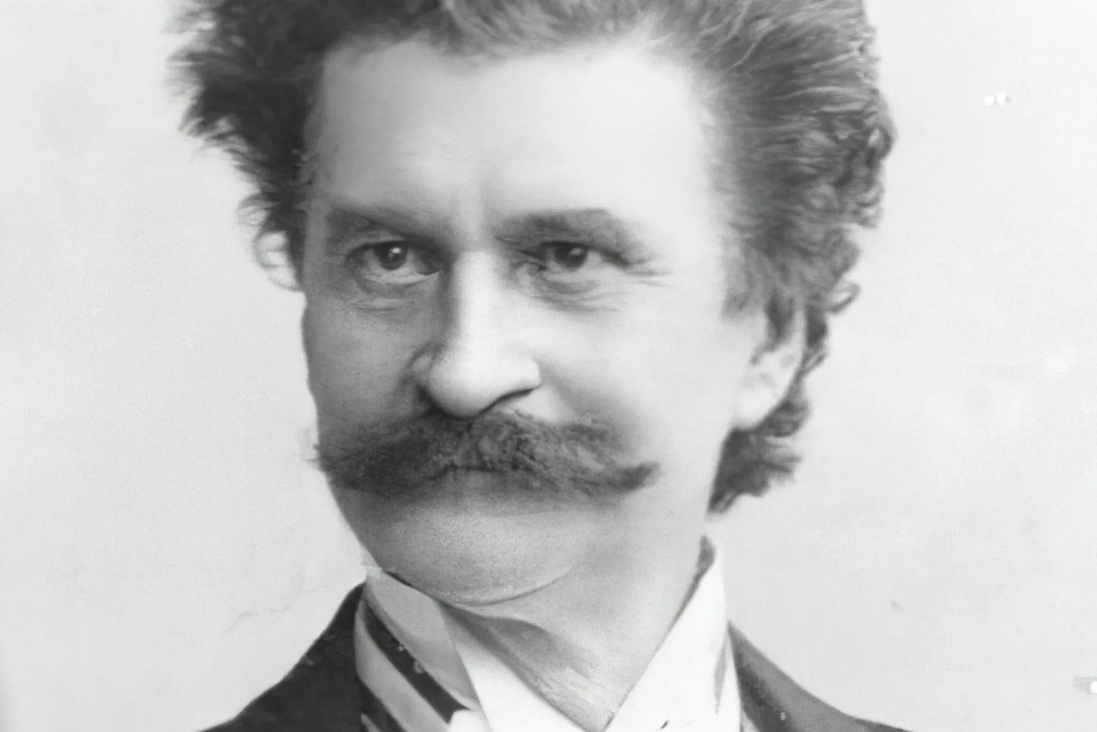 Porträtfotografie von Johann Strauss II., dem Walzerkönig, mit hochgekämmtem Haar und einem großen Schnurrbart
